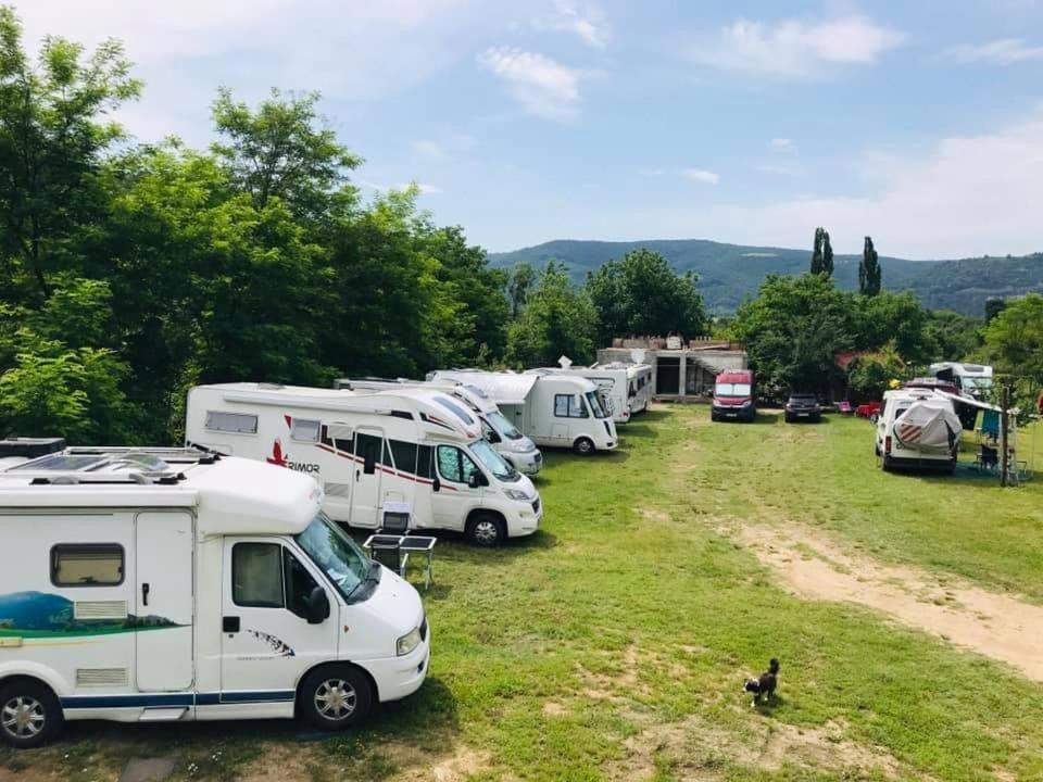 Camping in Clisura Dunarii Ieşelniţa Esterno foto