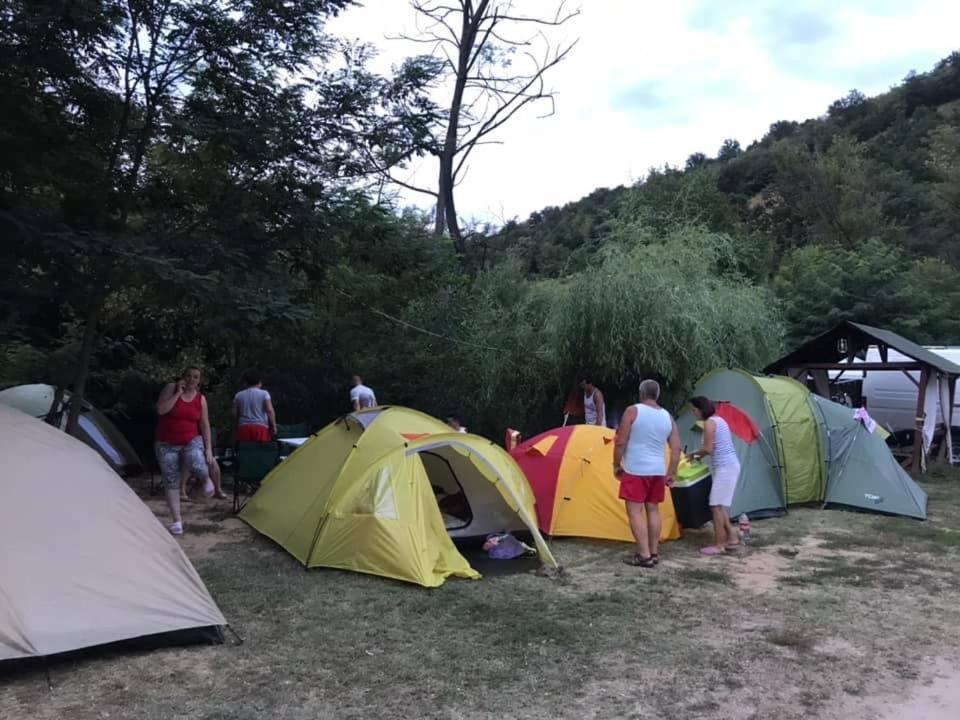 Camping in Clisura Dunarii Ieşelniţa Esterno foto