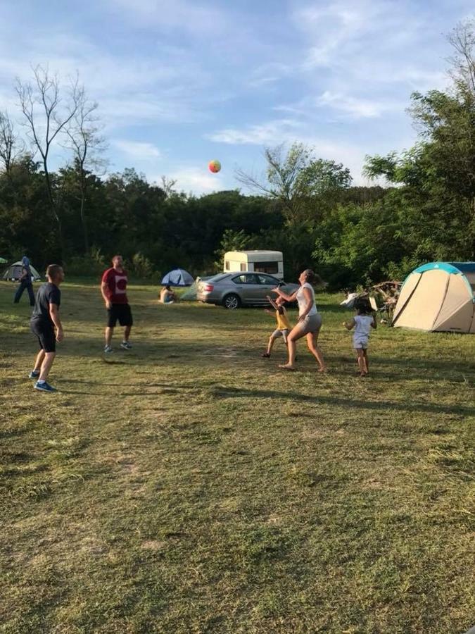 Camping in Clisura Dunarii Ieşelniţa Esterno foto