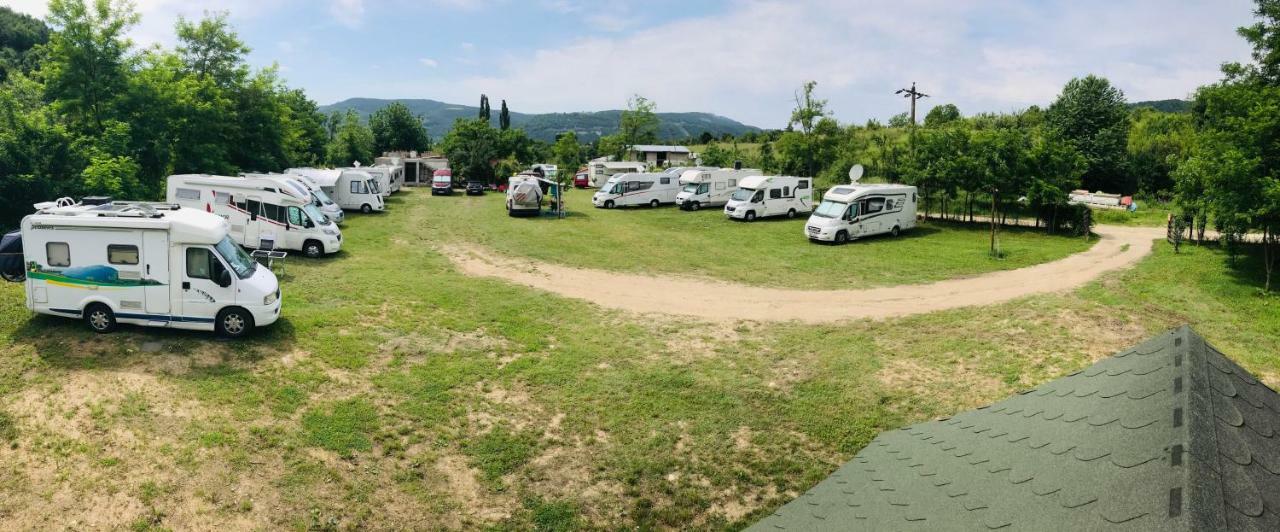 Camping in Clisura Dunarii Ieşelniţa Esterno foto